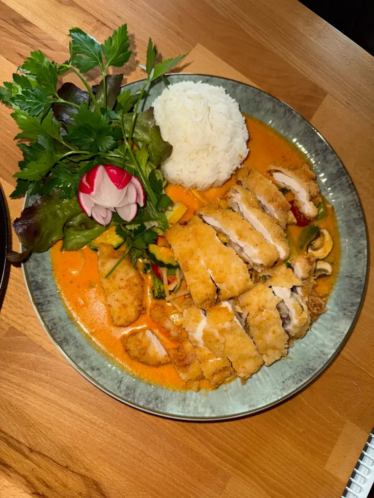 30A - Paniertes Hühnerfleisch mit Gemüse, Curry Soße