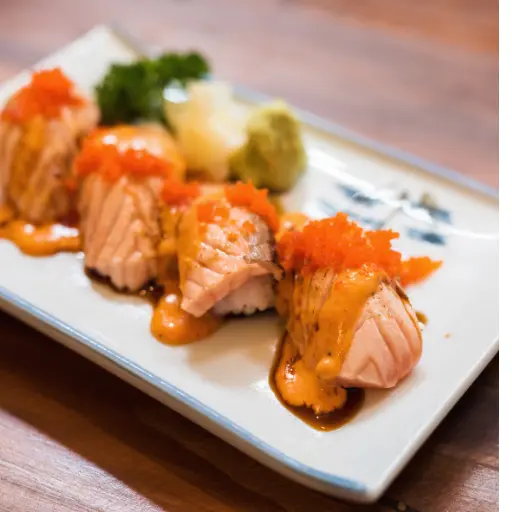 S138 - Ring of Fire – Garnelen Tempura, Frischkäse, bedeckt với flambiertem Lachs, Sesam