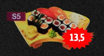 Sushi Menü 5: 8 Inside Out Avocado-Frischkäse und Sesam, 8 Inside Out gegrillter Lachs , 8 Inside Out California-Tobiko