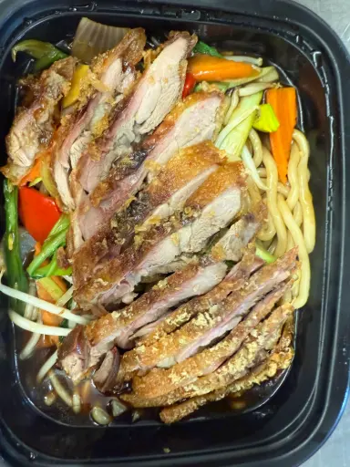 60 - Udon Nudeln với Knusprig Ente, Curry-Kokosmilch Soße